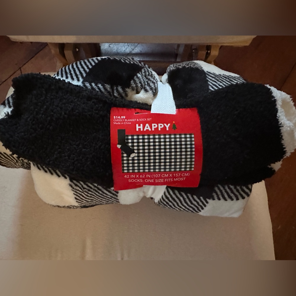 BRAND NEW•Cuddly Blanket & Sock Set•